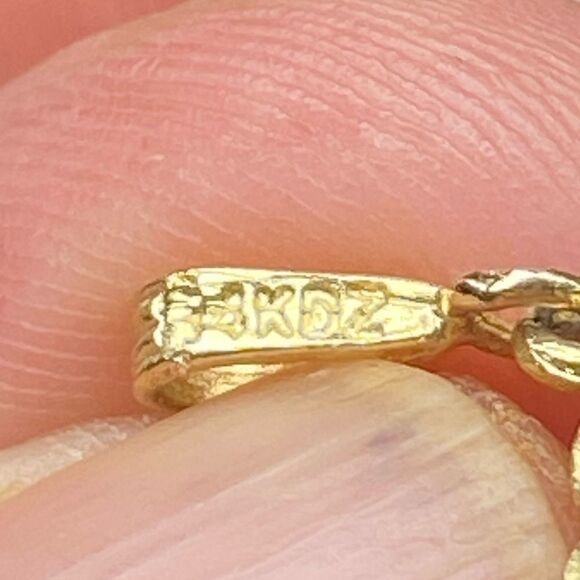 14K yellow gold etched dolphin pendent w/o chain weighing 1.37g - Picture 4 of 6